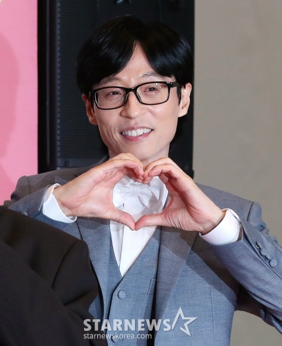 방송인 유재석이 29일 오후 서울 마포구 상암동 MBC 사옥에서 진행된 &#039;2023 MBC 방송연예대상&#039; 레드카펫 행사에 참석해 포즈를 취하고 있다. 2023.12.29 /사진=김창현