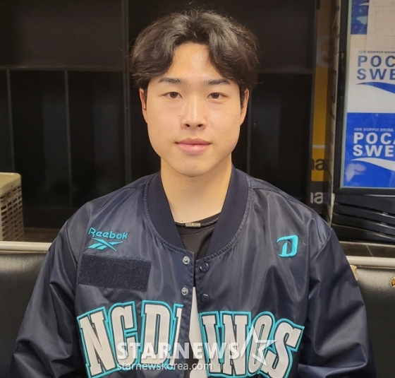NC 목지훈이 14일 SSG전 승리를 챙긴 뒤 취재진과 인터뷰를 하고 있다. /사진=안호근 기자
