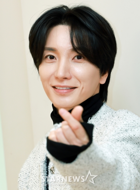 (서울=뉴스1) 김진환 기자 = 그룹 슈퍼주니어의 리더 이특이 서울 성동구 SM 엔터테인먼트 사옥에서  &#039;K-페르소나&#039; 정덕현 문화평론가와 인터뷰를 앞두고 포즈를 취하고 있다. 2025.3.2/뉴스1  Copyright (C) 뉴스1. All rights reserved. 무단 전재 및 재배포,  AI학습 이용 금지. /사진=(서울=뉴스1) 김진환 기자