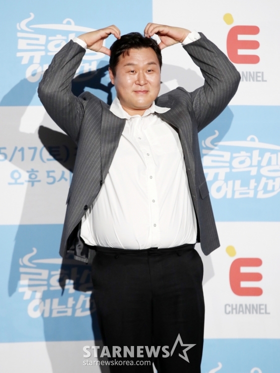 배우 윤경호가 15일 오전 서울 종로구 씨네큐브에서 열린 E채널 &#039;류학생 어남선&#039; 제작발표회에 참석해 포즈를 취하고 있다. /2025.05.15 /사진=김휘선 hwijpg@