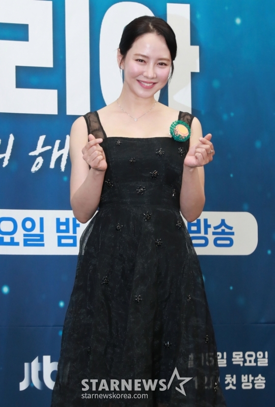 배우 송지효가 15일 오후 서울 마포구 스탠포드호텔에서 진행된 JTBC 다큐멘터리 &#039;딥 다이브 코리아: 송지효의 해녀 모험&#039; 제작발표회에 참석해 포즈를 취하고 있다.  제주에서 해녀 물질에 도전하고 그들과 진정한 유대감을 형성해 나가는 여정을 그린 3부작 &#039;딥 다이브 코리아: 송지효의 해녀 모험&#039;은 오늘(15일)밤 첫 방송된다. /2025.05.15 /사진=이동훈 photoguy@