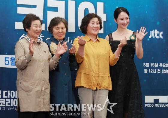 배우 송지효가 15일 오후 서울 마포구 스탠포드호텔에서 진행된 JTBC 다큐멘터리 &#039;딥 다이브 코리아: 송지효의 해녀 모험&#039; 제작발표회에 참석해 함께 출연한 해녀 박미정, 오기숙, 현순심과 포즈를 취하고 있다.  제주에서 해녀 물질에 도전하고 그들과 진정한 유대감을 형성해 나가는 여정을 그린 3부작 &#039;딥 다이브 코리아: 송지효의 해녀 모험&#039;은 오늘(15일)밤 첫 방송된다. /2025.05.15 /사진=이동훈 photoguy@