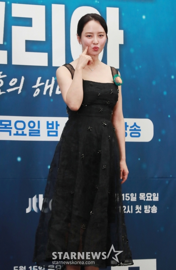 배우 송지효가 15일 오후 서울 마포구 스탠포드호텔에서 진행된 JTBC 다큐멘터리 &#039;딥 다이브 코리아: 송지효의 해녀 모험&#039; 제작발표회에 참석해 포즈를 취하고 있다.  제주에서 해녀 물질에 도전하고 그들과 진정한 유대감을 형성해 나가는 여정을 그린 3부작 &#039;딥 다이브 코리아: 송지효의 해녀 모험&#039;은 오늘(15일)밤 첫 방송된다. /2025.05.15 /사진=이동훈 photoguy@