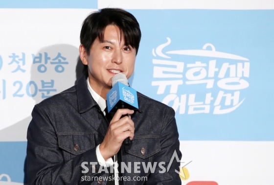 배우 류수영이 15일 오전 서울 종로구 씨네큐브에서 열린 E채널 &#039;류학생 어남선&#039; 제작발표회에 참석해 질의응답을 하고 있다. /2025.05.15 /사진=김휘선 hwijpg@