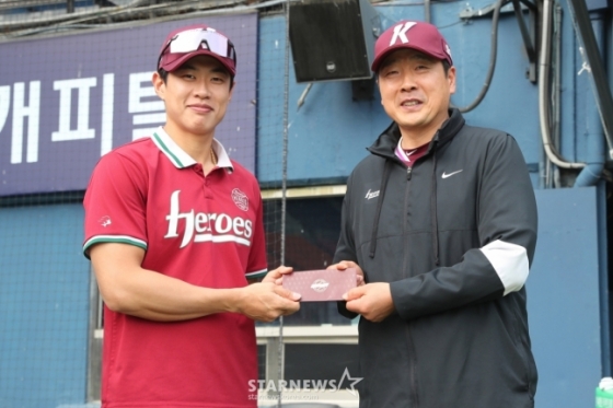 주장 송성문(왼쪽)과 홍원기 키움 감독. /사진=김진경 대기자