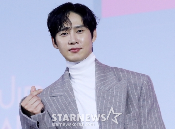 배우 박성훈이 9일 오전 서울 중구 동대문디자인플라자에서 진행된 넷플릭스 시리즈 &#039;오징어 게임 시즌2&#039; 제작발표회에 참석해 포즈를 취하고 있다.  &#039;오징어 게임 시즌2&#039;는 복수를 다짐하고 다시 돌아와 게임에 참가하는 &#039;기훈&#039;(이정재)과 그를 맞이하는 &#039;프론트맨&#039;(이병헌)의 치열한 대결, 그리고 다시 시작되는 진짜 게임을 담은 이야기다. 오는 26일 공개. 2024.12.9 /사진=김창현 chmt@