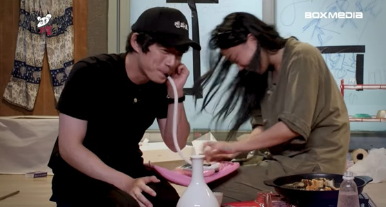 왼쪽부터 사카구치 켄타로, 이영지
