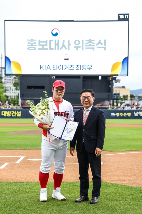 최형우(왼쪽)과 길강묵 소장. /사진=KIA 타이거즈