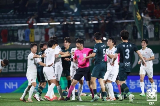 김포와 포항 선수들이 지난 14일 김포솔터축구장에서 열린 &#039;2025 하나은행 코리아컵&#039; 16강전에서 충돌하고 있다. /사진=대한축구협회 제공