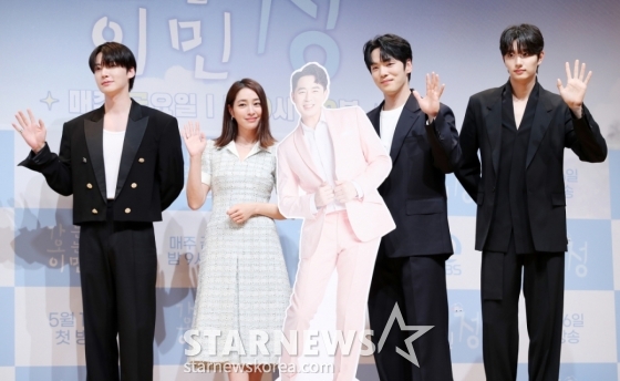 배우 안재현, 이민정, 김정현, 김재원이 16일 오전 서울 영등포구 여의도 KBS 아트홀에서 열린 KBS2 &#039;가는정 오는정 이민정&#039; 제작발표회에 참석해 포즈를 취하고 있다. /2025.05.16 /사진=김휘선 hwijpg@
