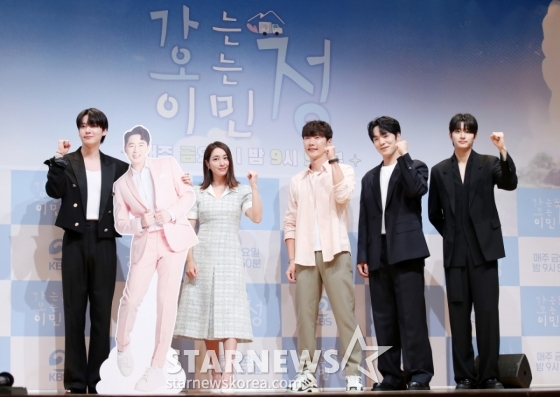 배우 안재현, 이민정, 황성훈 PD, 배우 김정현, 김재원이 16일 오전 서울 영등포구 여의도 KBS 아트홀에서 열린 KBS2 &#039;가는정 오는정 이민정&#039; 제작발표회에 참석해 포즈를 취하고 있다. /2025.05.16 /사진=김휘선 hwijpg@