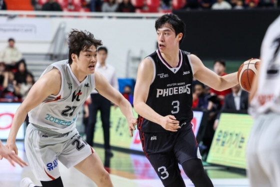 박성재(왼쪽)와 박무빈의 경기 모습. /사진=KBL 제공