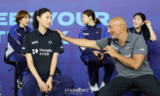 아본단자 감독(오른쪽)이 감독 데뷔전을 치르는 김연경에게 행운을 빌고 있다. /사진=강영조 선임기자