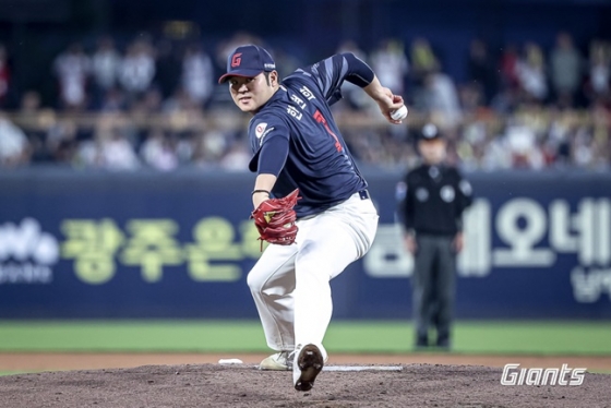 롯데 한현희가 14일 광주 KIA전에서 투구하고 있다. /사진=롯데 자이언츠 제공 