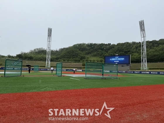 16일 NC 다이노스와 키움 히어로즈의 경기가 열리는 울산 문수야구장에 비가 내리고 있다. /사진=양정웅 기자 
