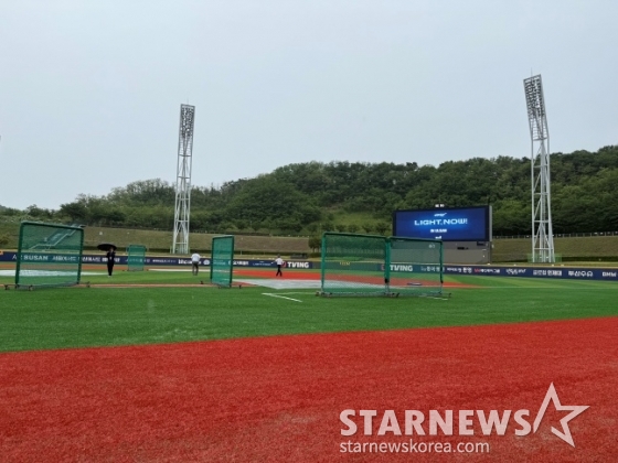 16일 NC 다이노스와 키움 히어로즈의 2025 KBO 정규시즌 경기가 예정된 울산 문수야구장에 비가 내리고 있다. /사진=양정웅 기자
