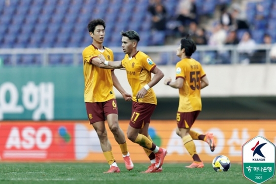 경기에 집중하는 광주FC. /사진=한국프로축구연맹 제공