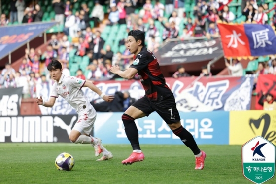 김인성(오른쪽). /사진=한국프로축구연맹 제공