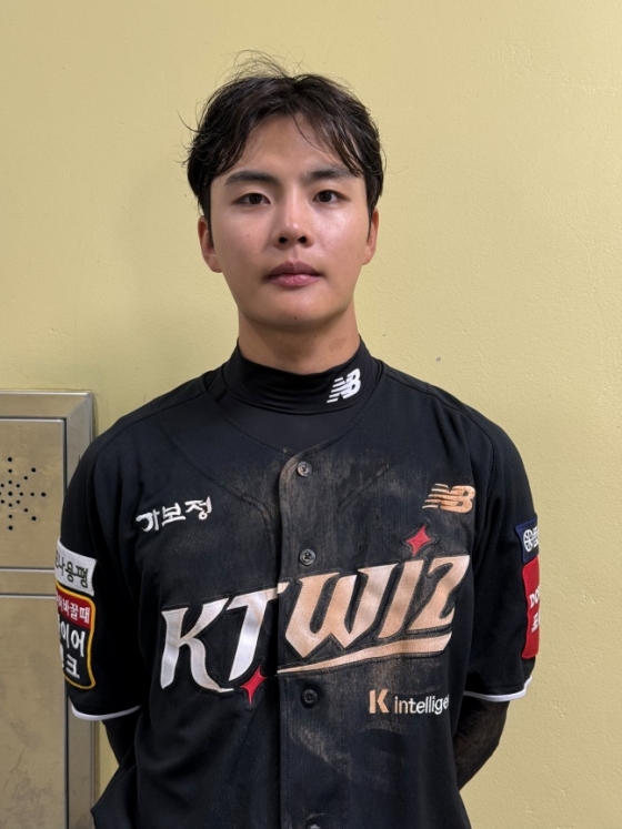 KT 박민석이 17일 잠실 LG 더블헤더 1차전에서 4안타로 팀 승리를 이끈 뒤 사진 촬영에 응하고 있다. /사진=KT 위즈 제공