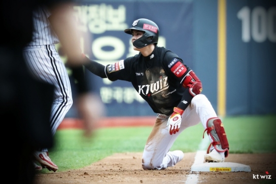 KT 박민석이 17일 잠실 LG 더블헤더 1차전에서 3루에 도달한 뒤 미소 짓고 있다. /사진=KT 위즈 제공