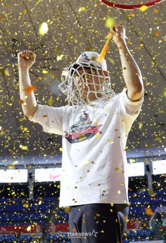 2024-2025 KBL 챔피언결정전 7차전 SK-LG전이 서울 잠실학생체육관에서 열렸다.  창단 첫 우승을 차지한 LG 조상현 감독이 시상식 후 림 커팅식을 하고 있다. /사진=김진경 대기자