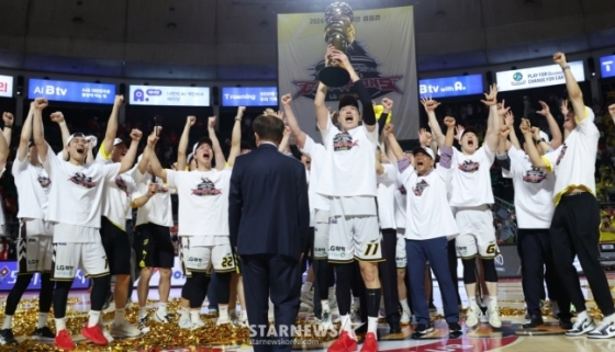 2024-2025 KBL 챔피언결정전 7차전 SK-LG전이 서울 잠실학생체육관에서 열렸다.  창단 첫 우승을 차지한 LG 선수들이 우승 트로피를 들고 환호하고 있다. /사진=김진경 대기자