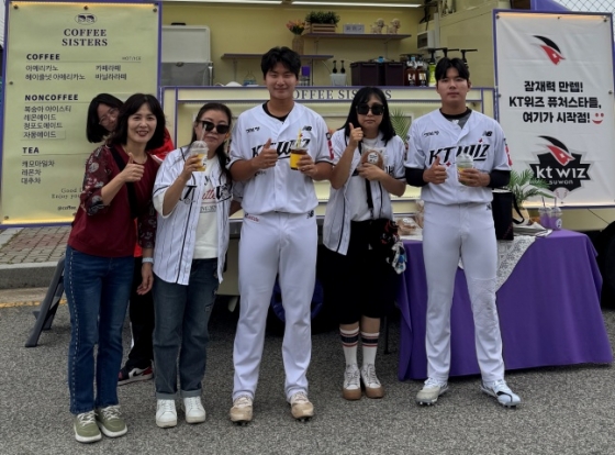 KT 신인 외야수 박민석(왼쪽)과 신인 포수 이정환이 17일 익산 상무전을 앞두고 팬들과 기념사진을 찍고 있다. /사진=KT 위즈 제공 