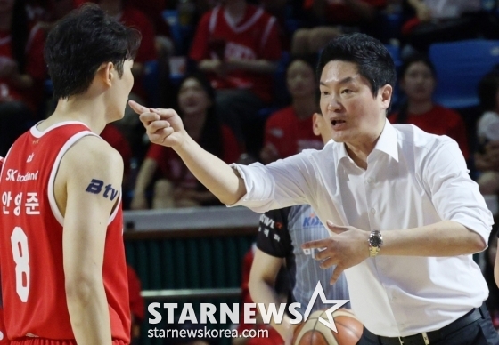 전희철(왼쪽) 서울 SK 감독이 17일 서울 잠실학생체육관에서 열린 창원 LG 대 서울 SK의 &#039;2024~20254시즌 KCC 프로농구 챔피언결정전&#039; 7차전에서 안영준과 대화하고 있다. /사진=김진경 대기자