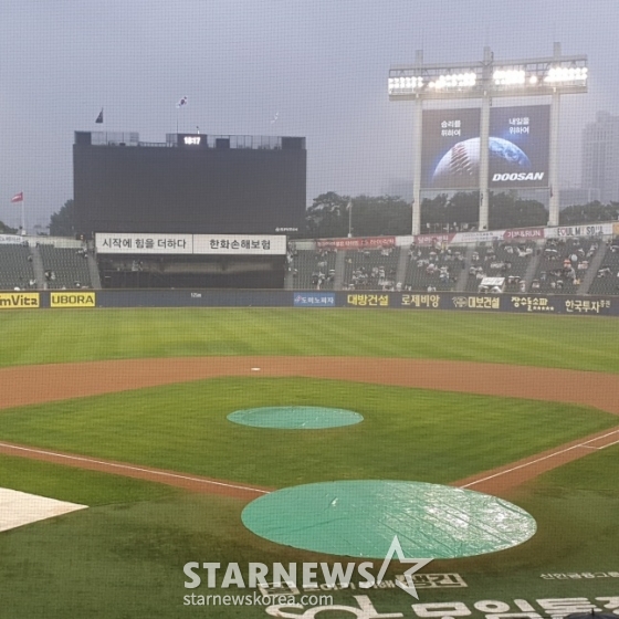 17일 LG 트윈스와 KT 위즈의 2025 KBO 정규시즌 더블헤더 2차전이 예정된 잠실야구장에 폭우가 내리고 있다. /사진=김동윤 기자