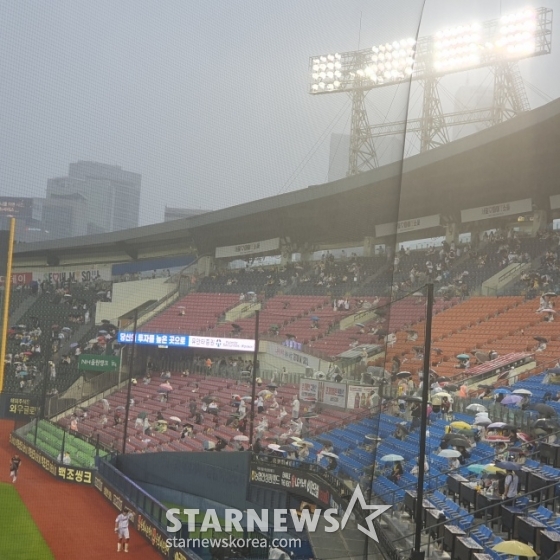 17일 LG 트윈스와 KT 위즈의 2025 KBO 정규시즌 더블헤더 2차전이 예정된 잠실야구장에 폭우가 내리고 있다. /사진=김동윤 기자