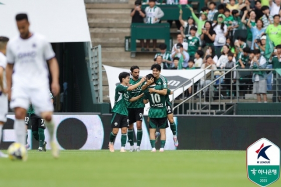 기뻐하는 전북현대 선수들. /사진=한국프로축구연맹 제공