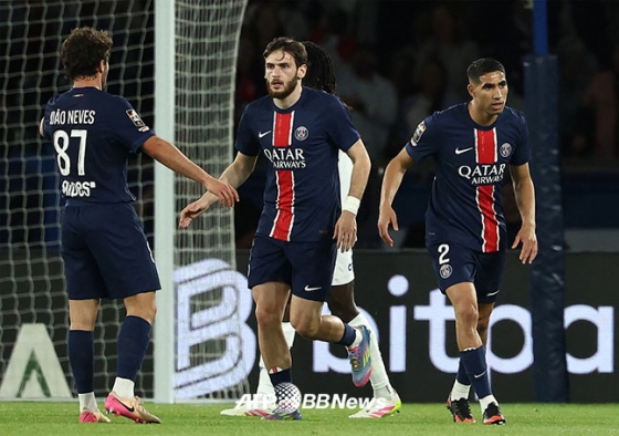 파리 생제르맹(PSG) 흐비차 크바라츠헬리아(가운데)가 18일 프랑스 파리의 파르크 데 프랭스에서 열린 2024~2025 프랑스 리그1 최종전 오세르전에서 골을 넣은 뒤 골 세리머니를 하고 있다. /AFPBBNews=뉴스1