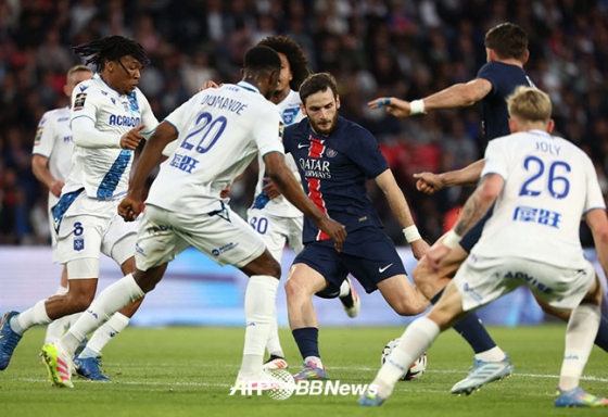 파리 생제르맹(PSG) 흐비차 크바라츠헬리아(가운데)가 18일 프랑스 파리의 파르크 데 프랭스에서 열린 2024~2025 프랑스 리그1 최종전 오세르전에서 슈팅을 시도하고 있다. /AFPBBNews=뉴스1