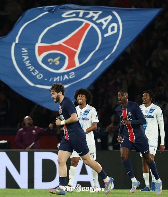 파리 생제르맹(PSG) 흐비차 크바라츠헬리아(왼쪽)가 18일 프랑스 파리의 파르크 데 프랭스에서 열린 2024~2025 프랑스 리그1 최종전 오세르전에서 골을 넣은 뒤 골 세리머니를 하고 있다. /AFPBBNews=뉴스1