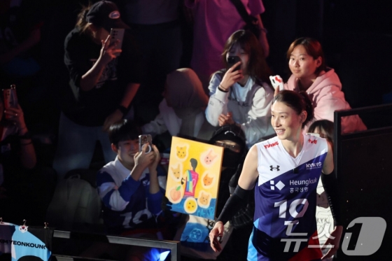 김연경(오른쪽)이 유니폼을 입고 입장하고 있다.  /사진=뉴스1 제공