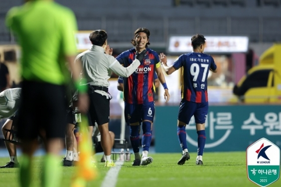 최규백(가운데)의 골 세리머니. /사진=한국프로축구연맹 제공