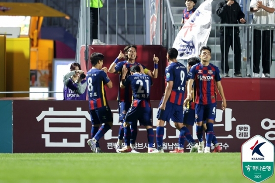 기뻐하는 수원FC 선수들.  /사진=한국프로축구연맹 제공
