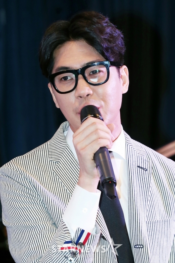 $ 가수 정준일이 1일 오전 서울 중구 명동 가톨릭회관에서 열린 앨범 &#039;Live&#039; 기자간담회 &amp; 음감회에서 포즈를 취하고 있다.  이번 앨범 &#039;Live&#039;는  지난해 개최했던 &#039;오케스트라 사랑 콘서트&#039;의 라이브 실황 앨범으로 타이틀곡 &#039;너에게&#039;를 포함해 총 15곡이 수록됐으며 오늘 정오에 각종 음원사이트를 통해 만나볼 수 있다. /사진=이정호 인턴기자