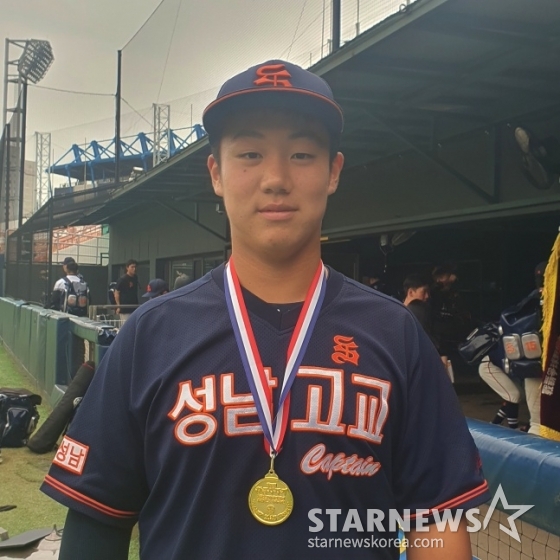 성남고 이서준이 19일 목동야구장에서 펼쳐진 유신고와 황금사자기 결승전을 우승으로 이끈 뒤 취재진과 인터뷰에 응했다. /사진=김동윤 기자 