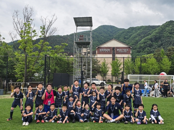 어린이 축구왕 패키지에 참여한 어린이들과 서울이랜드 선수들. /사진=서울이랜드 제공