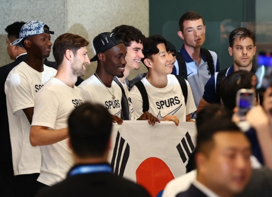 토트넘 홋스퍼의 손흥민이 지난해 28일 인천국제공항에서 토트넘 동료들과 태극기를 들고 입국 기념촬영에 나서고 있다. /사진=뉴시스 