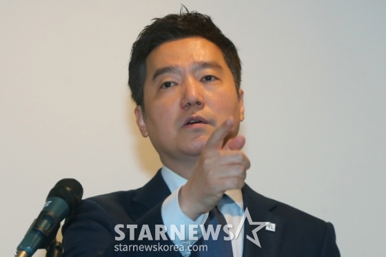 [서울=뉴시스] 김혜진 기자 = 김세의 가로세로연구소 대표가 7일 오후 서울 강남구 스페이스쉐어에서 열린 배우 김수현의 중대범죄 관련 기자회견에서 인사말을 하고 있다. 2025.05.07. jini@newsis.com /사진=김혜진