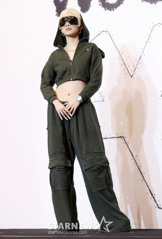 아이들(i-dle)&#039;  소연이 19일 오후 서울 강남구 조선 팰리스 서울 강남에서 열린 미니 8집 앨범 &#039;위 아(We are)&#039; 발매 기념 기자간담회에서 포즈를 취하고 있다.   전원 재계약 이후 발매하는 여덟 번째 미니앨범 &#039;We are&#039;는 기존 &#039;(G)I-DLE&#039; 그룹명에서 &#039;(G)&#039;를 빼고 리브랜딩에 나서며 더욱 한계 없는 음악과 콘셉트를 선보일 예정이다. /2025.05.19 /사진=김휘선 hwijpg@