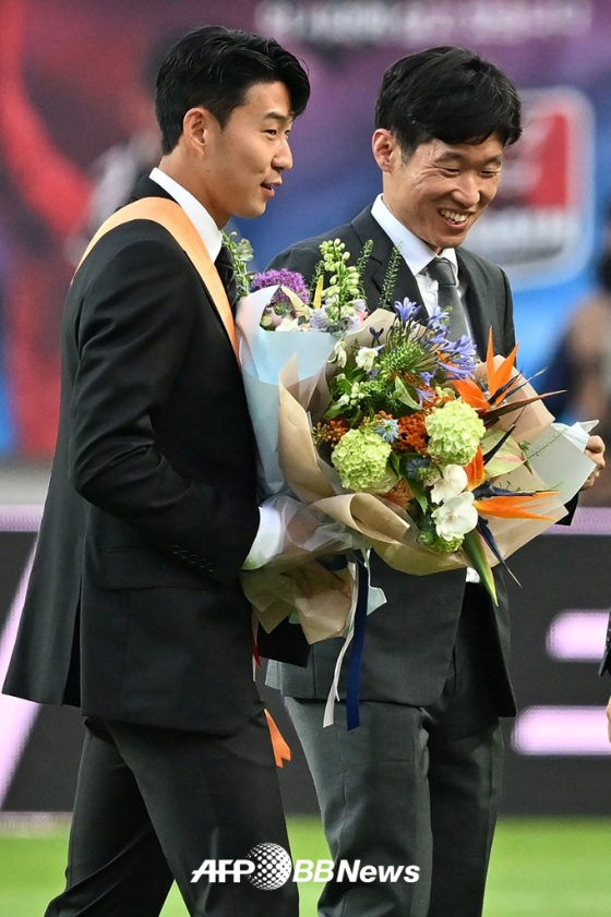 지난 2022년 6월 서울월드컵경기장에서 청룡장을 수상한 손흥민(왼쪽)과 그를 축하해주고 있는 박지성. /AFPBBNews=뉴스1