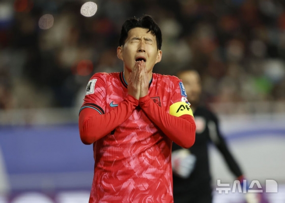 손흥민이 지난 3월 25일 수원월드컵경기장에서 열린 2026 국제축구연맹(FIFA) 북중미 월드컵 아시아 지역 3차 예선 B조 8차전 대한민국과 요르단의 경기 도중 아쉬워하고 있다. /사진=뉴시스