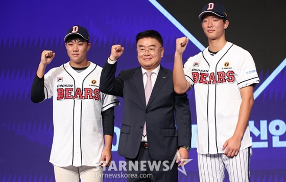 지난해 9월에 열린 KBO 2025 신인 드래프트에서 두산 1라운드 지명을 받은 박준순(왼쪽부터)과 김태룡 단장, 2라운더 신인 최민석. /사진=김진경 대기자
