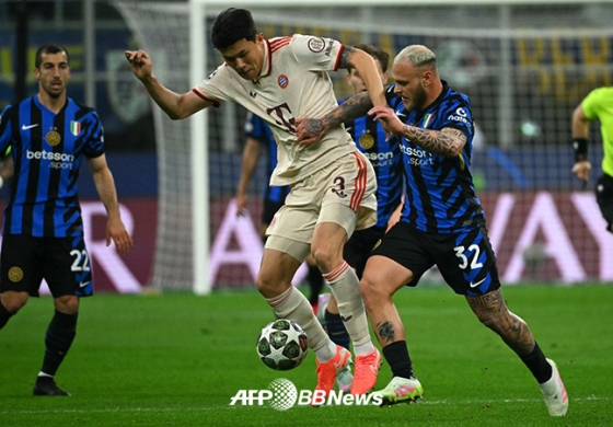 인터밀란과의 2024~2025 UEFA 챔피언스리그에서 볼경합을 벌이고 있는 바이에른 뮌헨 김민재(가운데). /AFPBBNews=뉴스1