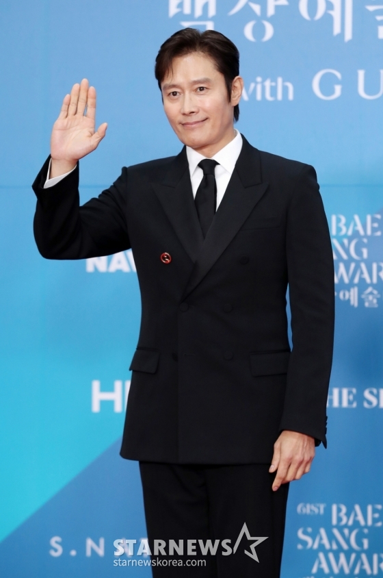배우 이병헌이 5일 오후 서울 강남구 코엑스에서 열린 제61회 백상예술대상 시상식에 참석해 포즈를 취하고 있다./2025.05.05 /사진=김휘선 hwijpg@