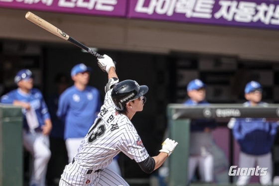 롯데 전민재가 18일 사직 삼성전에서 5회 3점 홈런을 터트리고 있다. /사진=롯데 자이언츠 제공 