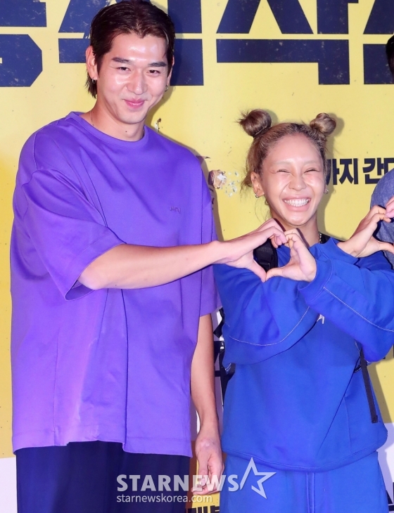 이대은, 트루디 부부가 27일 오후 서울 강남구 삼성동 메가박스 코엑스에서 진행되 영화 &#039;비공식작전&#039; VIP시사회에 참석해 포즈를 취하고 있다. 2023.07.27